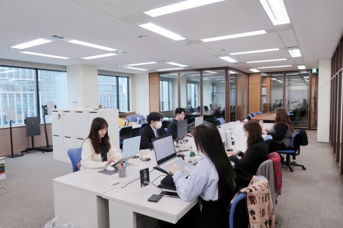 フォーカスメディアジャパン 株式会社 東京事業所 【工事部事務所】の正社員 電気工事士の求人情報イメージ2